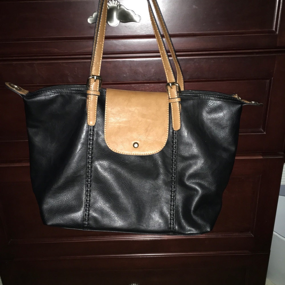 Has a long strap that hooks to the circles on side